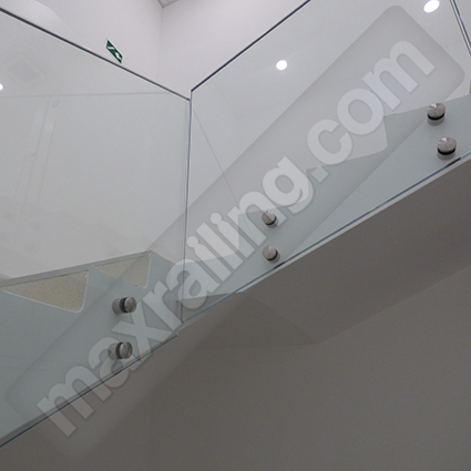 стъклен парапет с държачи